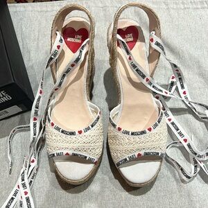 NWT - LOVE MOSCHINO Rafia